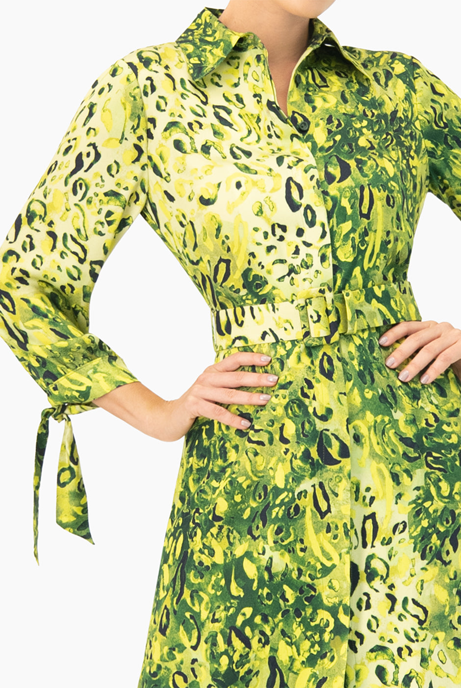 Maxi vestido camisero verde con estampado animal print y cinturón