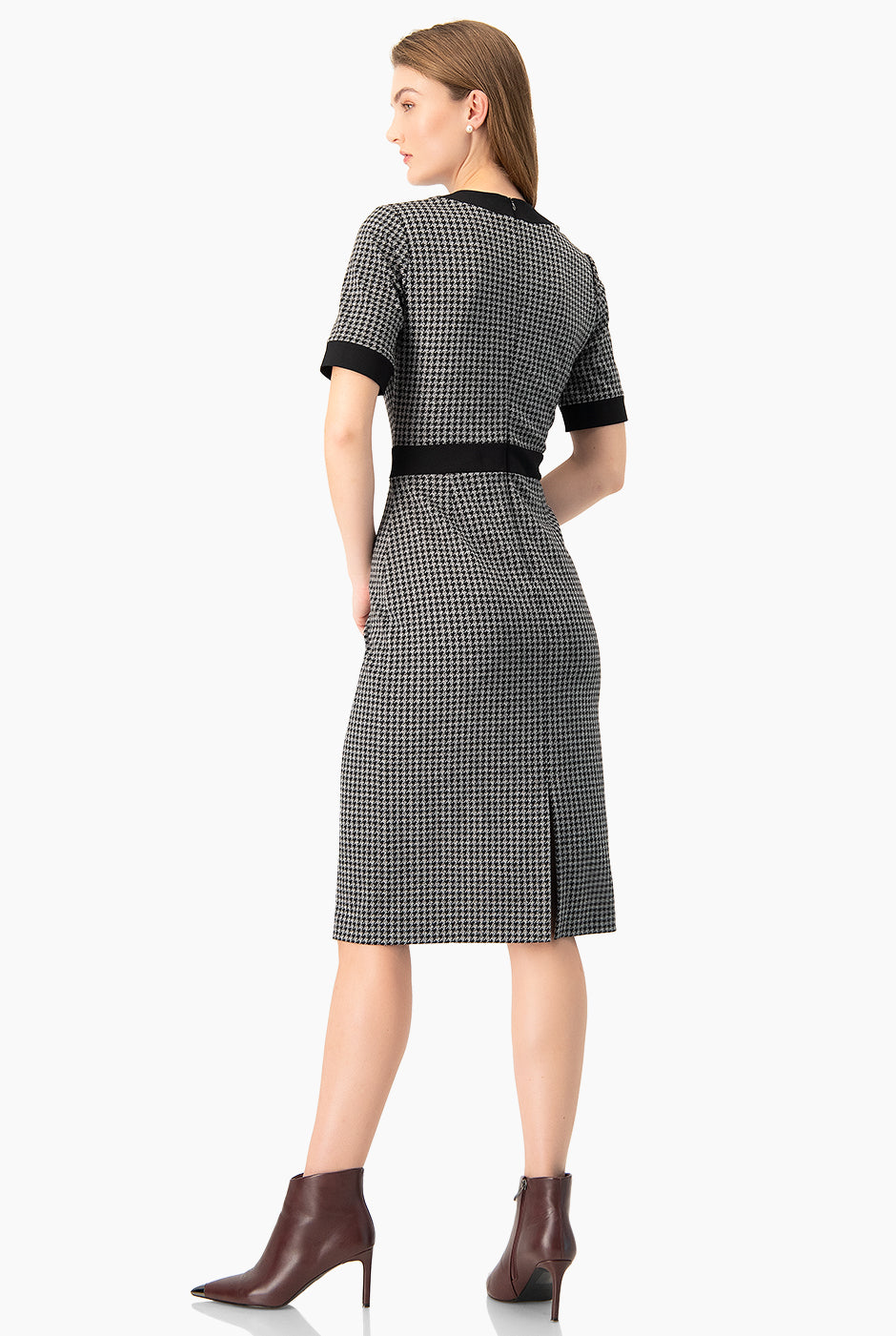 Vestido midi negro con botones, manga corta y detalle elegante