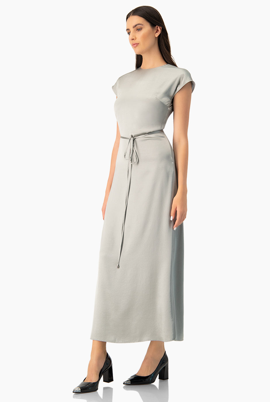 Vestido largo sin mangas en tono plateado con cinturón delgado