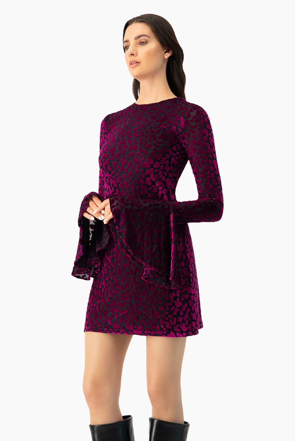 Vestido corto fucsia con cuello redondo y estampado animal print