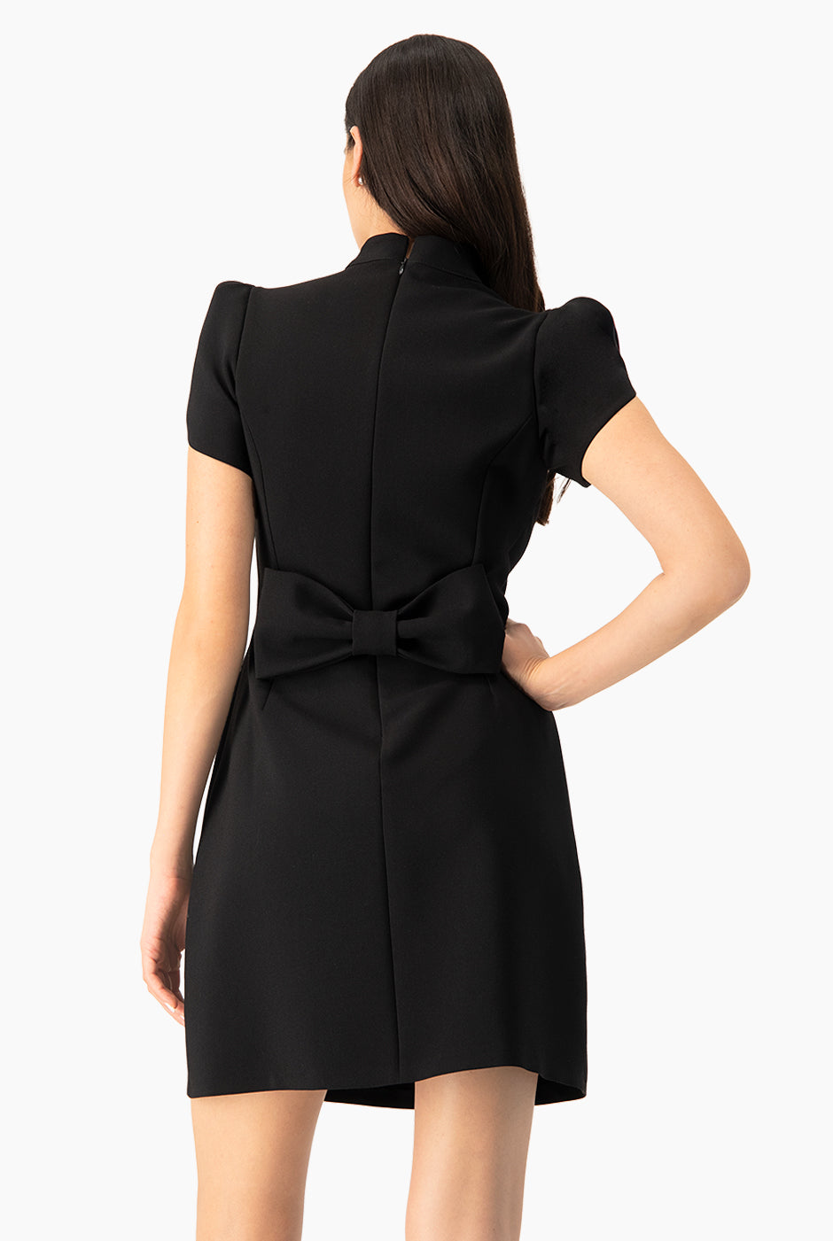 Vestido corto negro con moño trasero y hombreras estructuradas