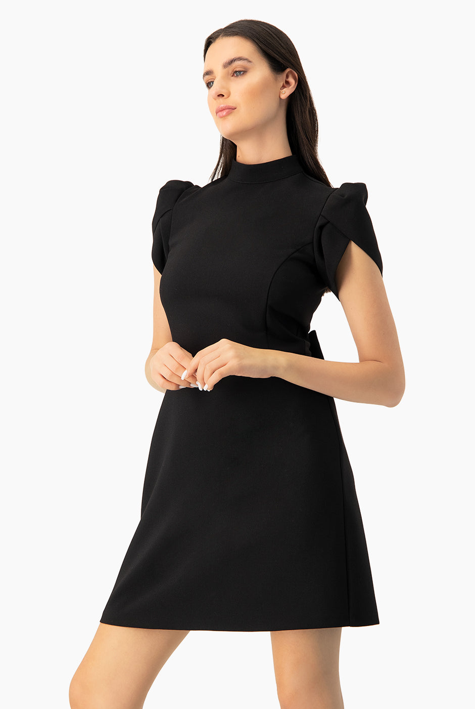 Vestido corto negro con moño trasero y hombreras estructuradas