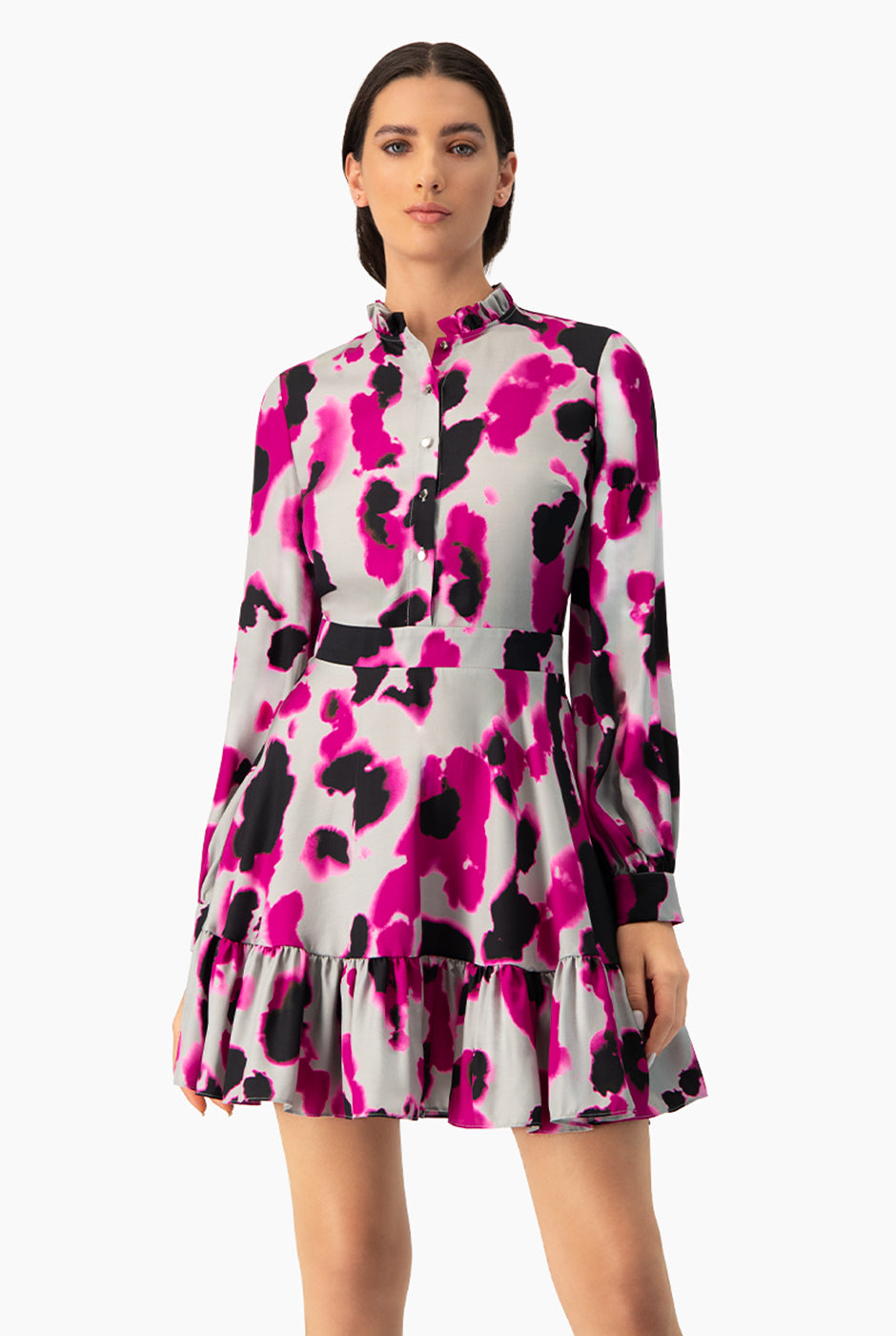 Vestido corto estampado multicolor con mangas largas y cuello alto