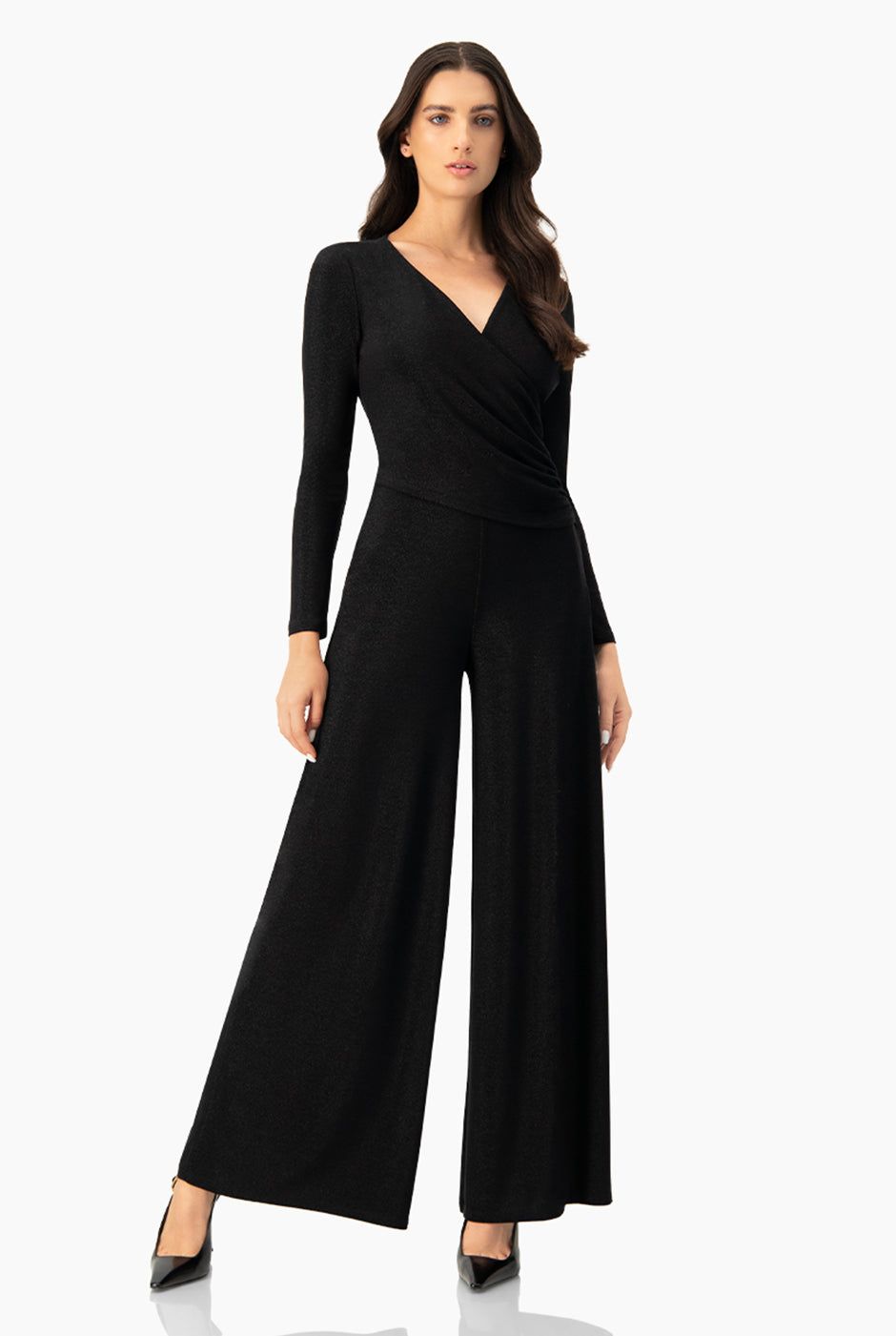 Jumpsuit negro de pierna ancha con escote en V