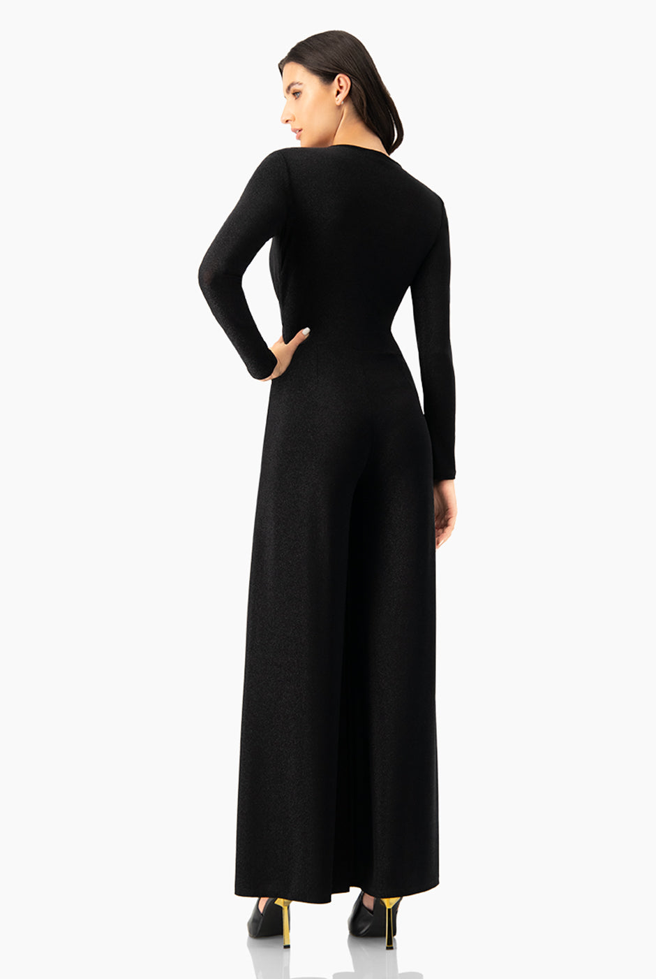 Jumpsuit negro de pierna ancha con escote en V