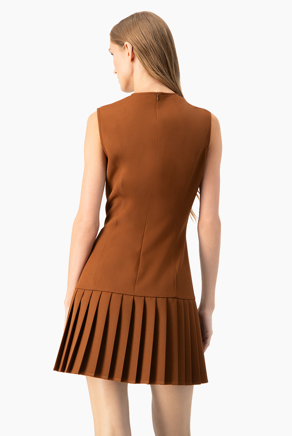 Vestido corto café sin mangas con faldón tableado