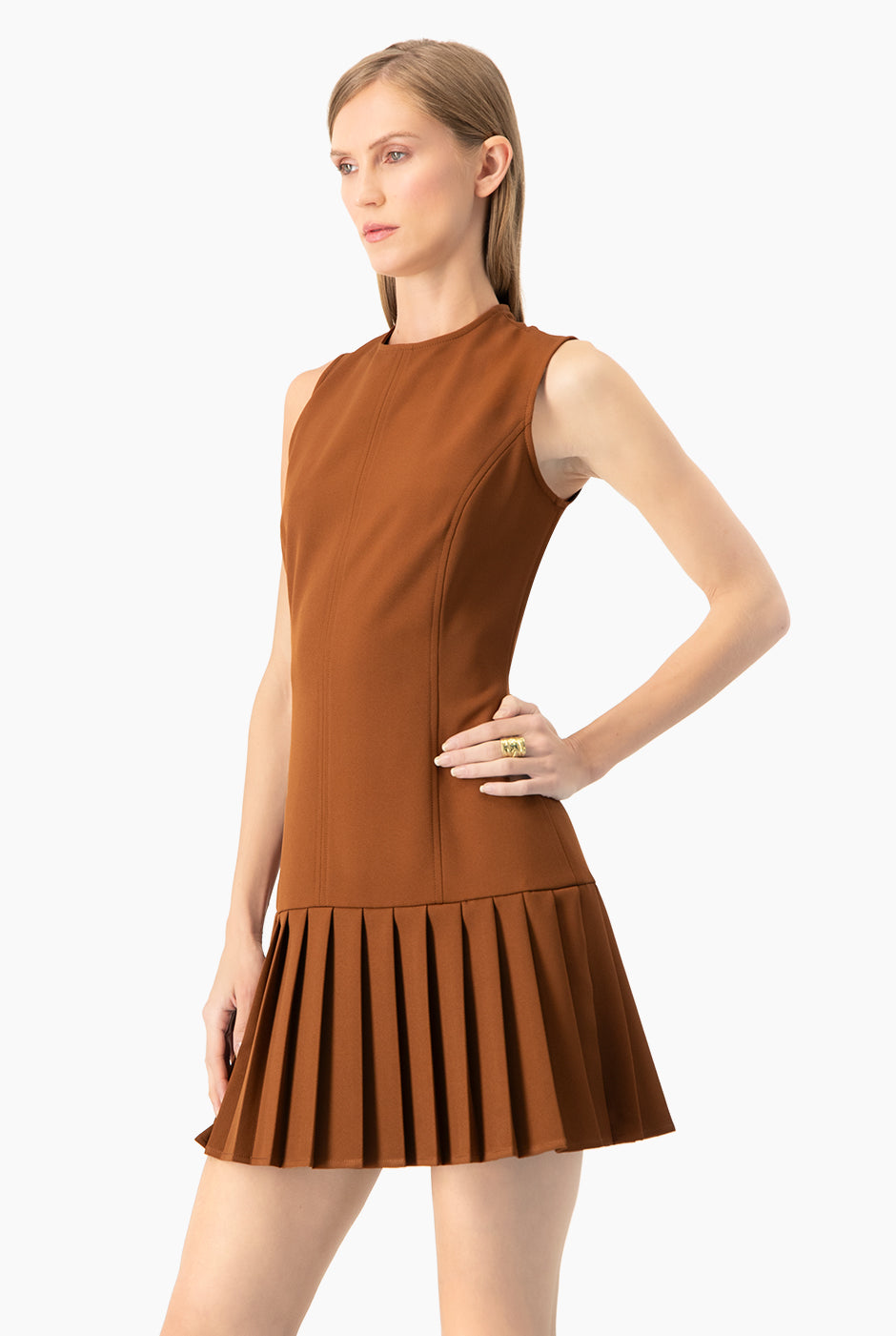 Vestido corto café sin mangas con faldón tableado