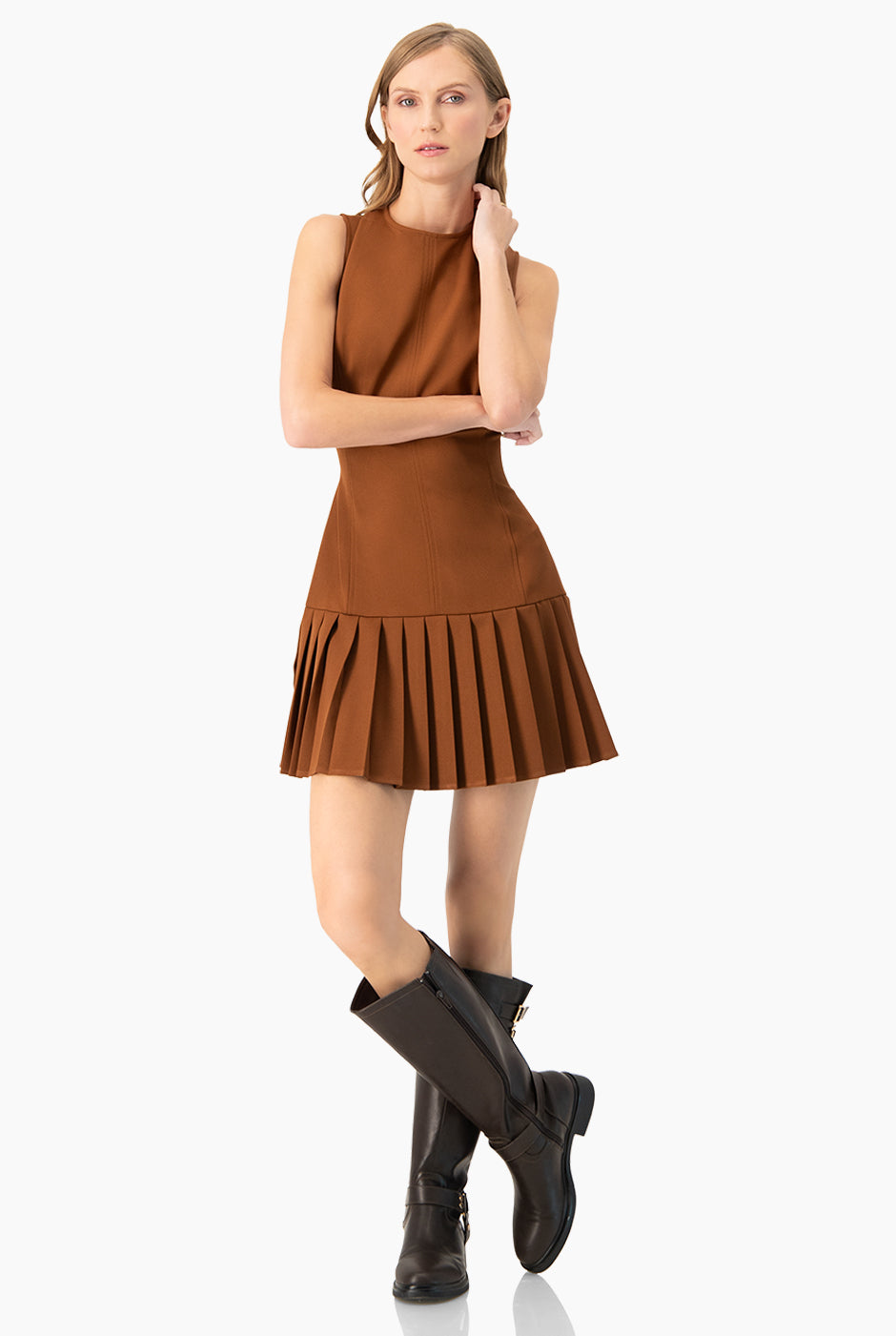 Vestido corto café sin mangas con faldón tableado