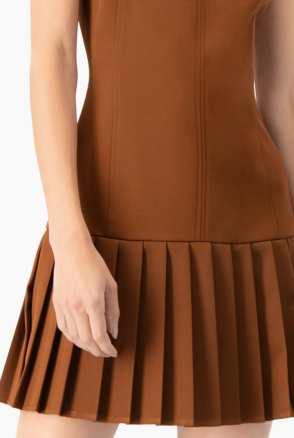 Vestido corto café sin mangas con faldón tableado