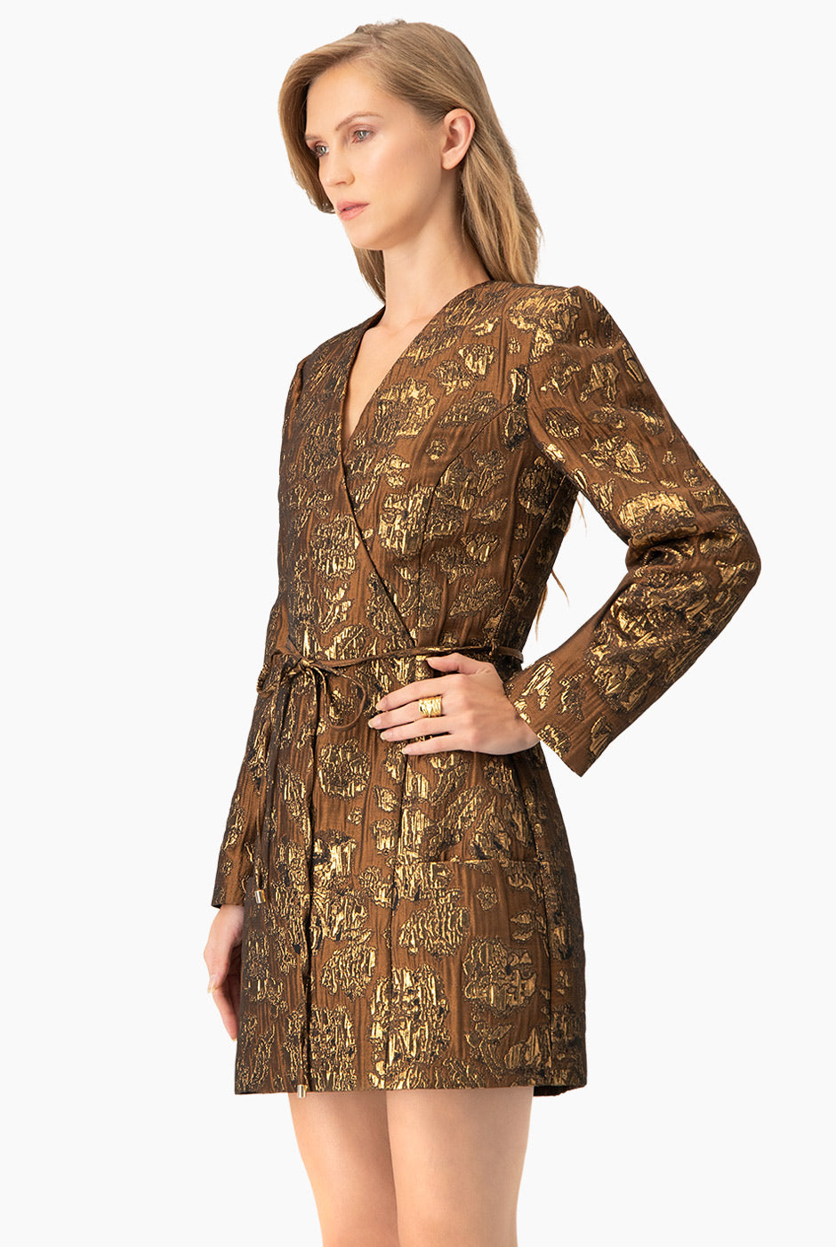 Vestido corto café con escote V y bolsillos frontales