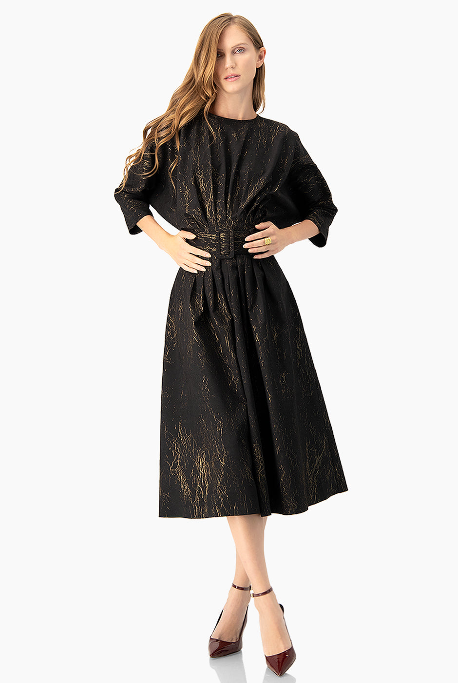Vestido midi negro con cinturón ancho y estampado dorado