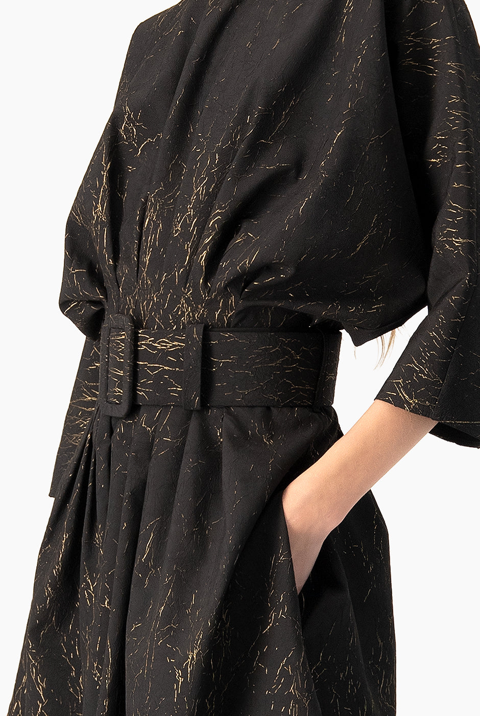 Vestido midi negro con cinturón ancho y estampado dorado