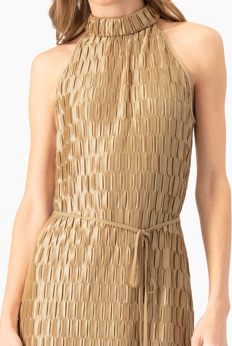 Vestido largo café claro sin mangas con cuello halter y cinturón