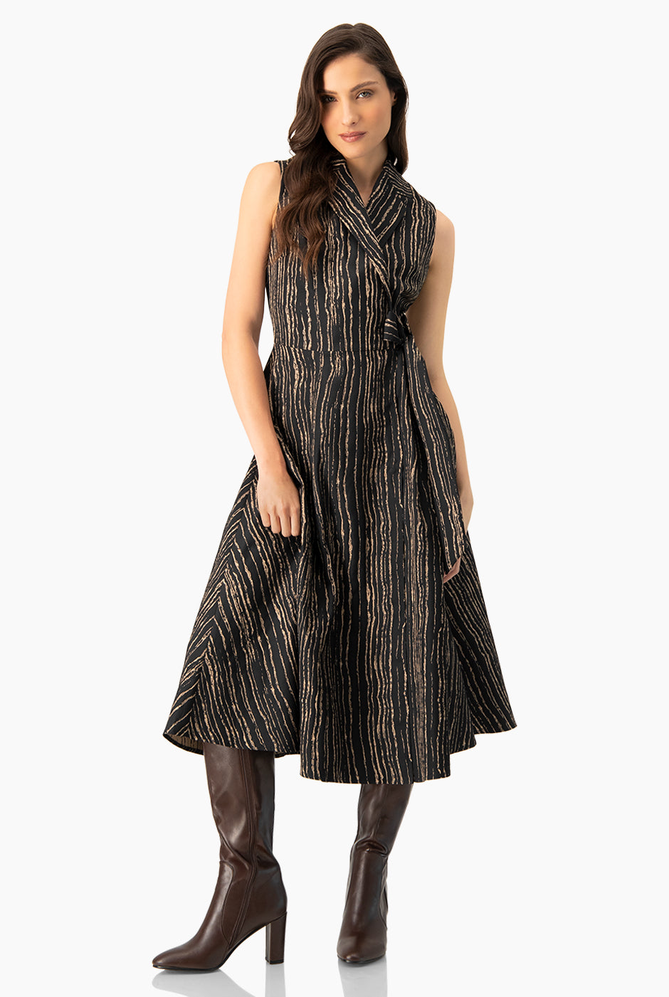 Vestido largo cruzado negro sin mangas con lazo y estampado de líneas