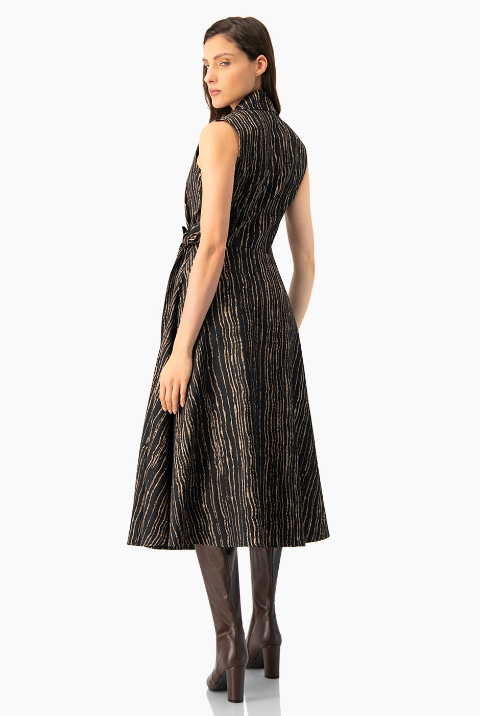 Vestido largo cruzado negro sin mangas con lazo y estampado de líneas