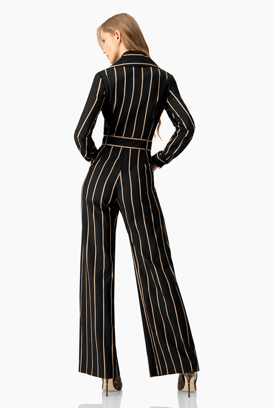 Jumpsuit negro con rayas, escote en V y bolsillos laterales