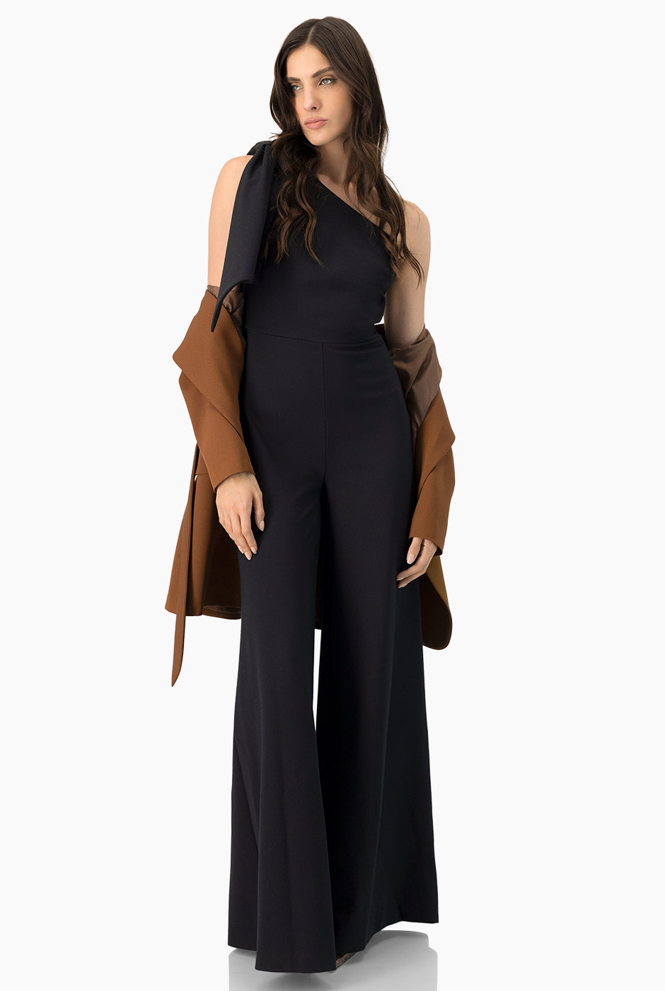Jumpsuit negro de un hombro con lazo y pierna amplia