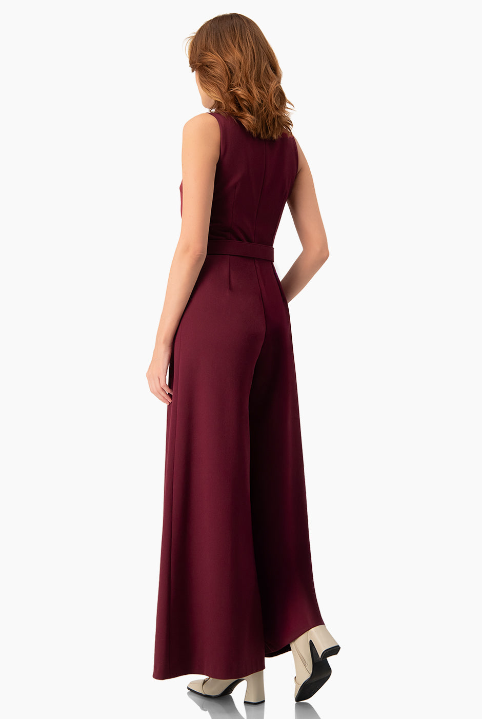 Jumpsuit vino con cinturón y cuello alto sin mangas