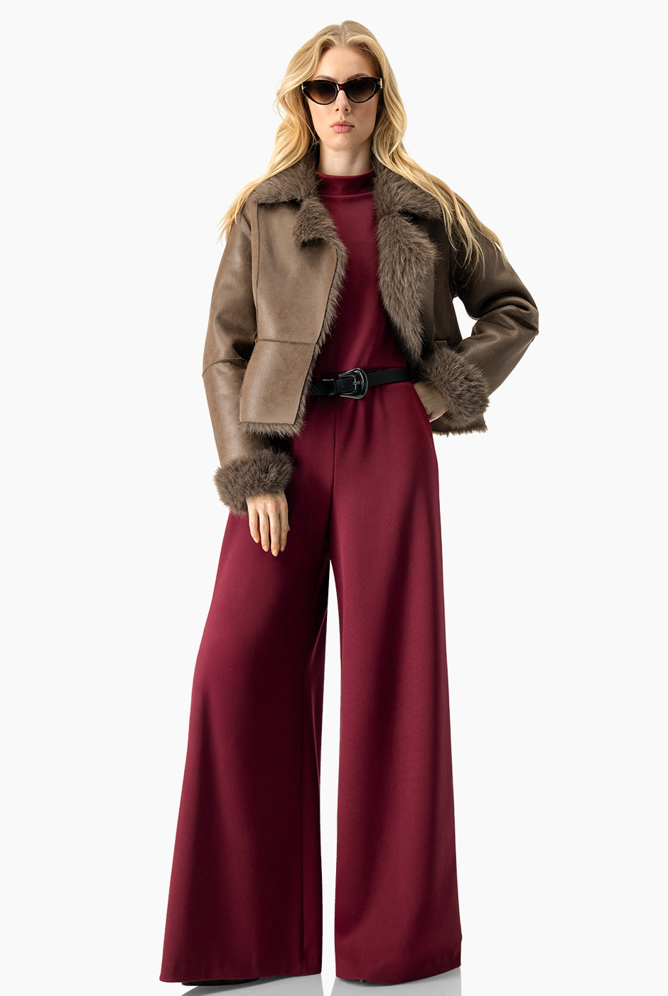 Jumpsuit vino con cinturón y cuello alto sin mangas