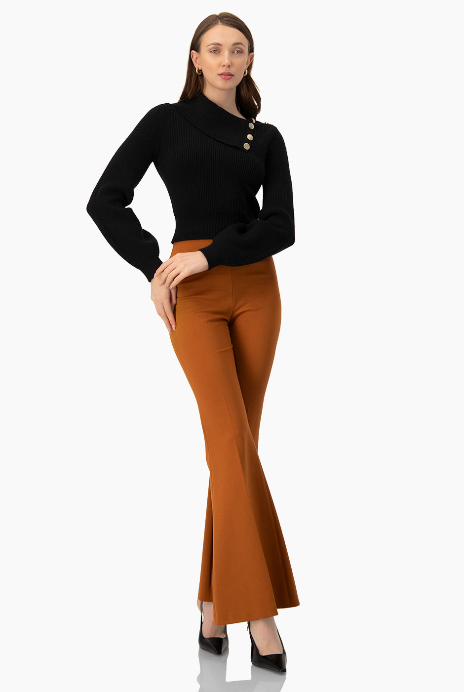 Suéter negro con cuello asimétrico y botones decorativos