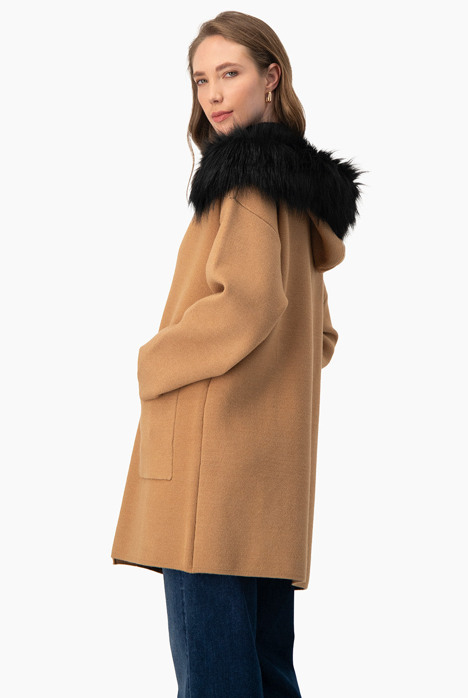 Cárdigan beige con gorro de pelo sintético y bolsillos