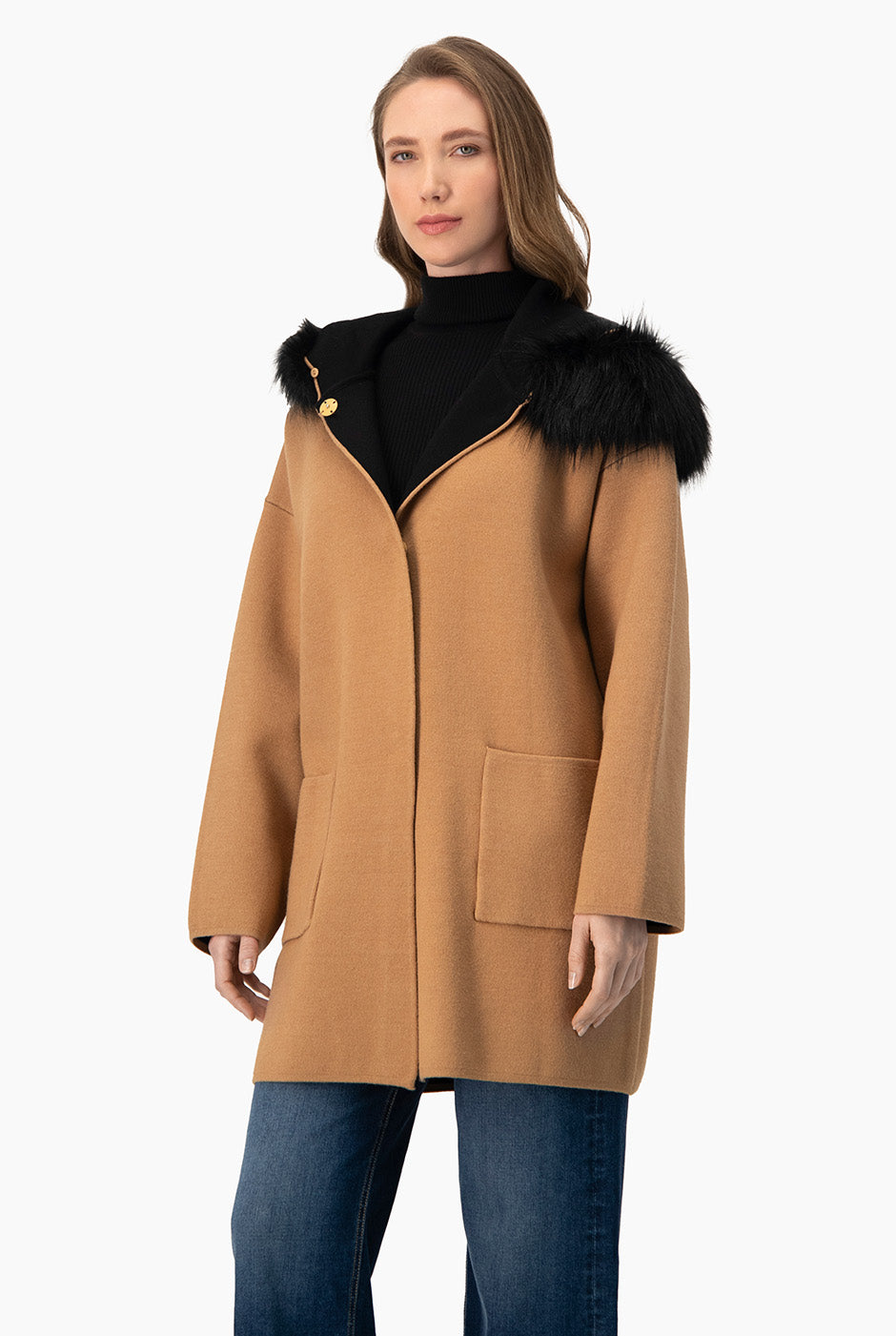 Cárdigan beige con gorro de pelo sintético y bolsillos