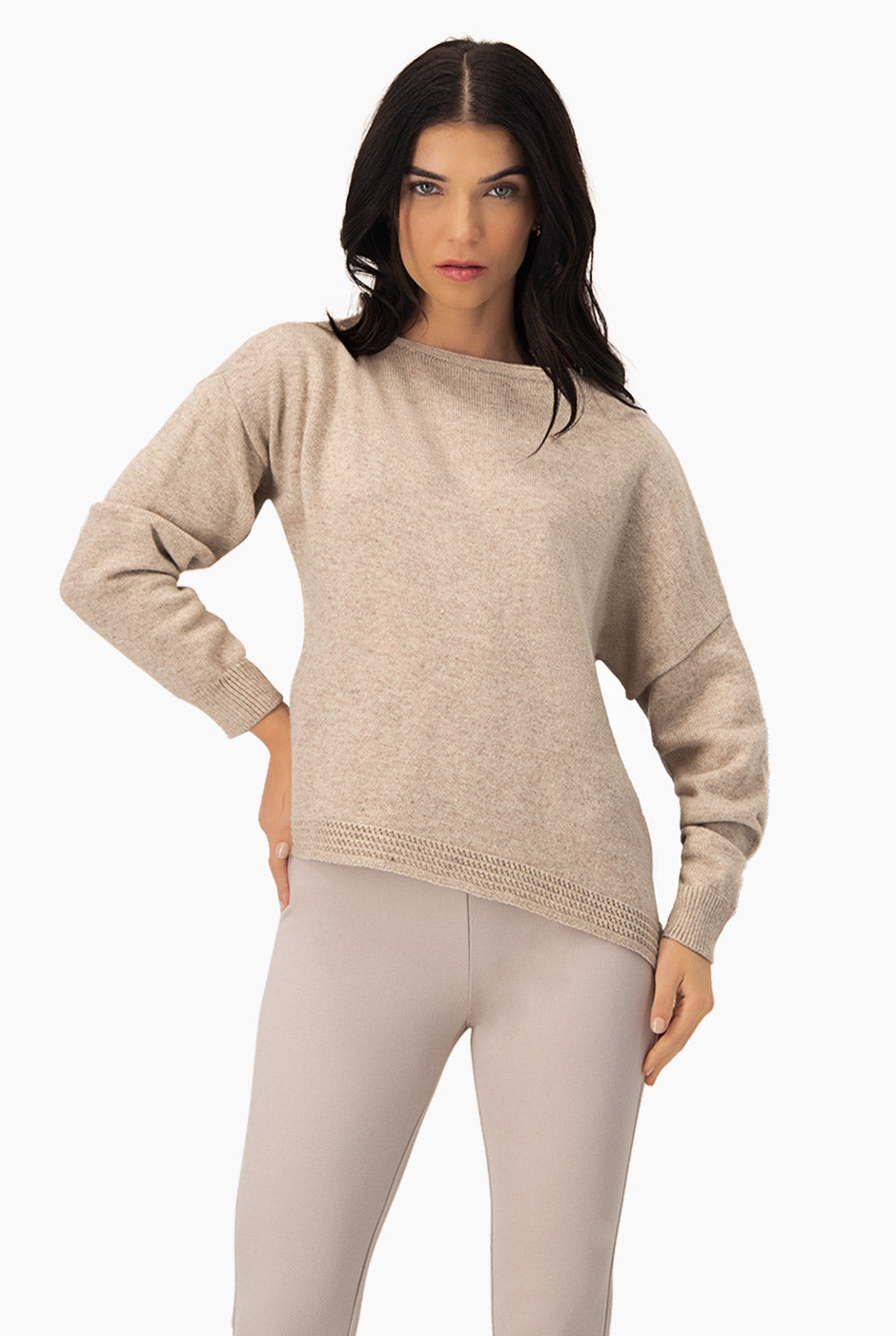 Pullover beige con detalle crochet en ruedo inferior