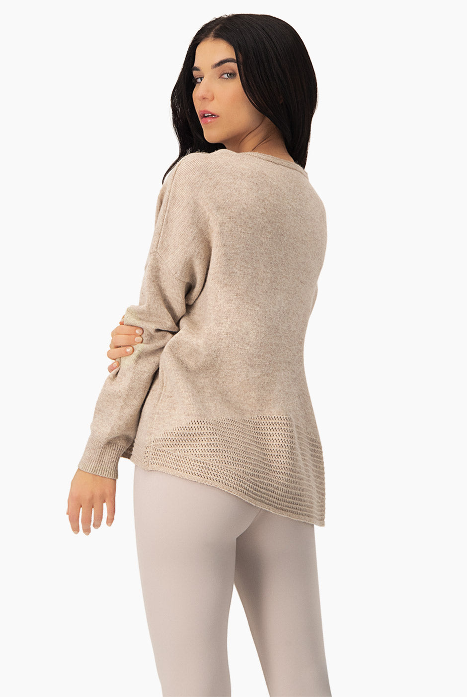 Pullover beige con detalle crochet en ruedo inferior