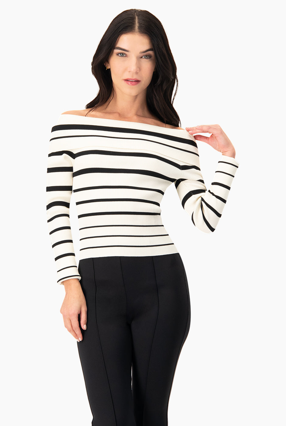 Suéter en tejido acanalado blanco con franjas negras, escote bardot y manga larga