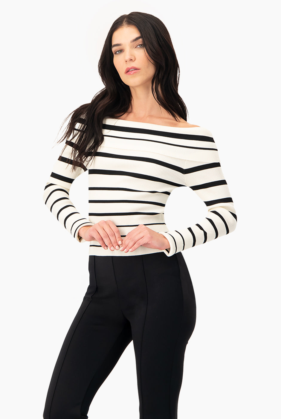 Suéter en tejido acanalado blanco con franjas negras, escote bardot y manga larga