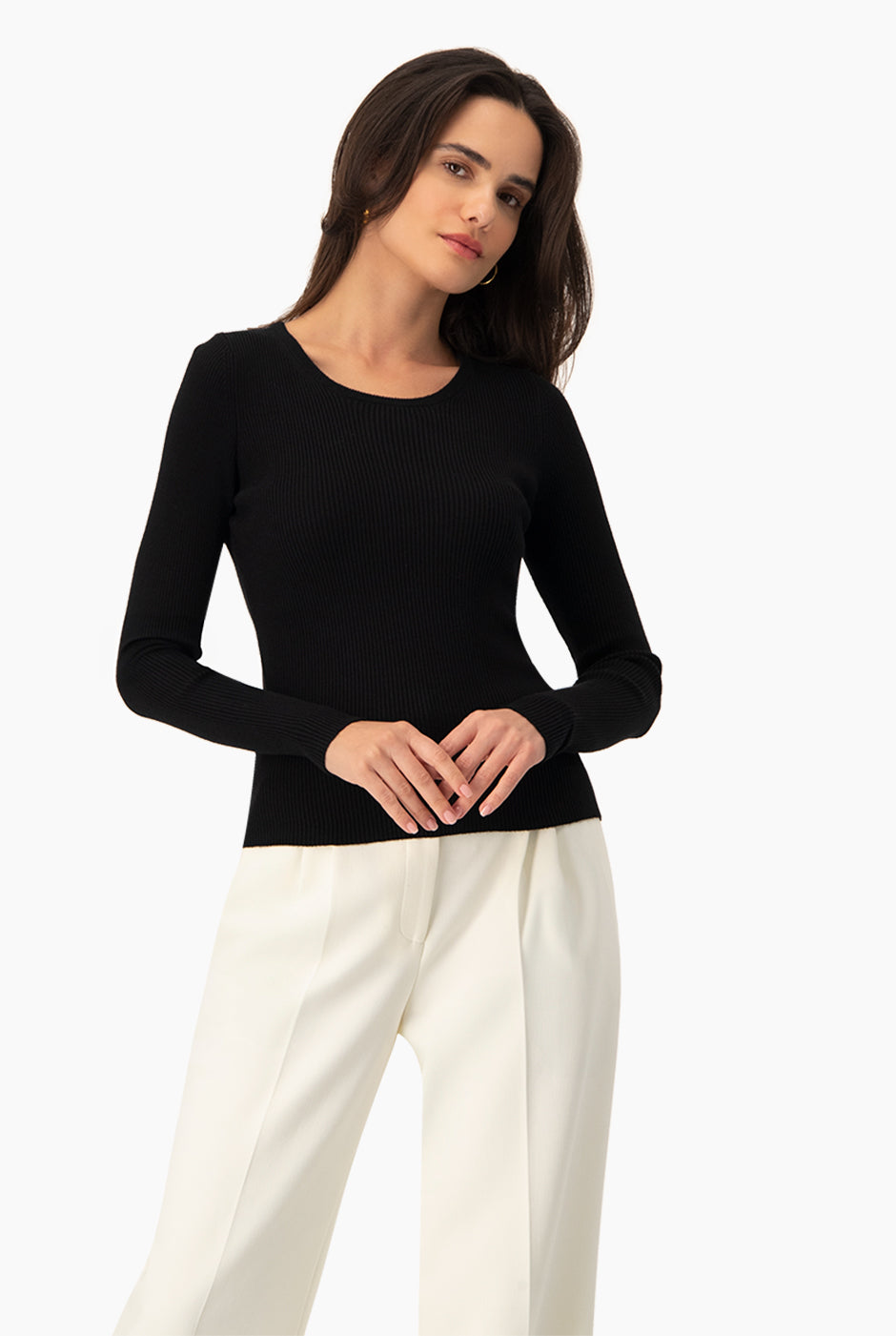 Suéter negro acanalado con cuello redondo y manga larga