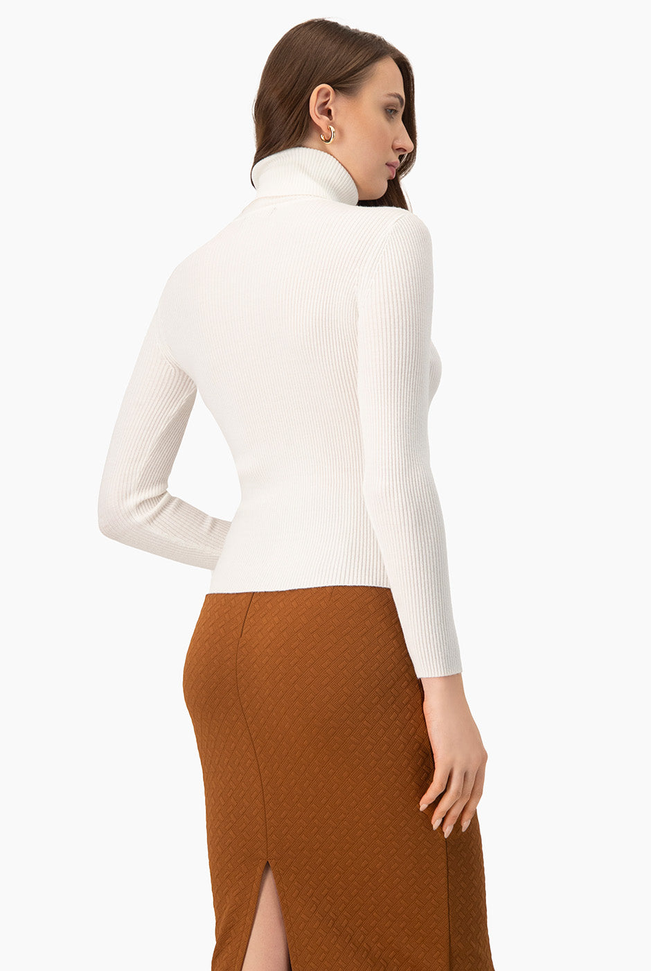 Suéter ribbed acanalado de color hueso con cuello tortuga