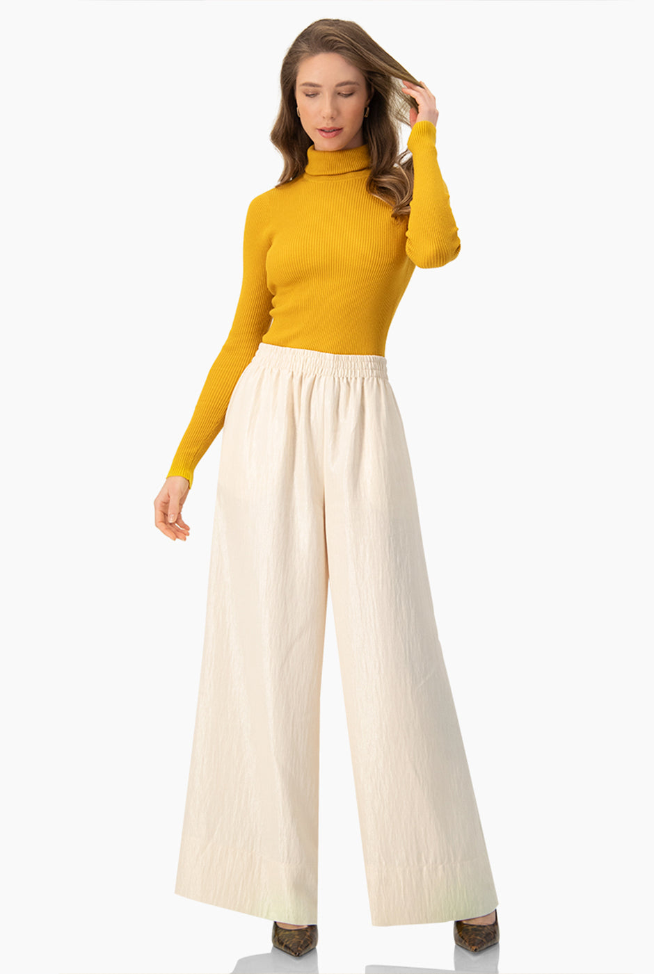 Suéter ribbed mostaza con cuello alto y mangas largas