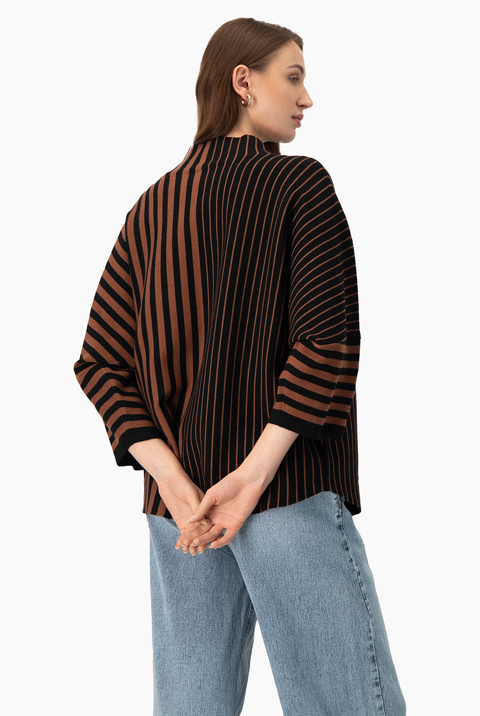 Maxi Pullover Rayas Café con Cuello Alto y Botones