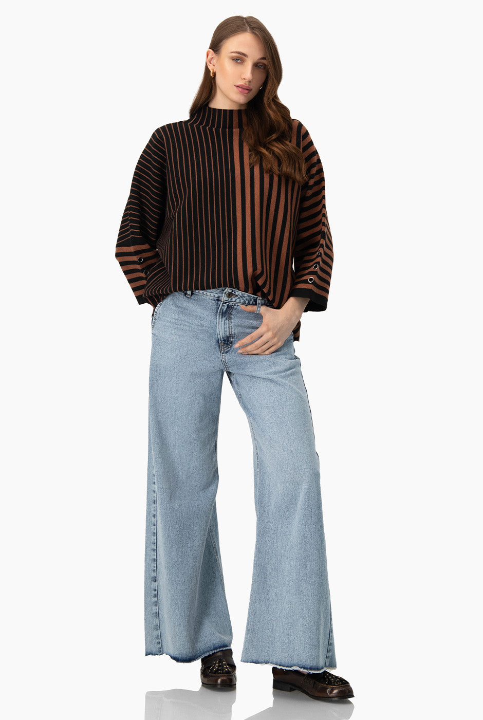 Maxi Pullover Rayas Café con Cuello Alto y Botones