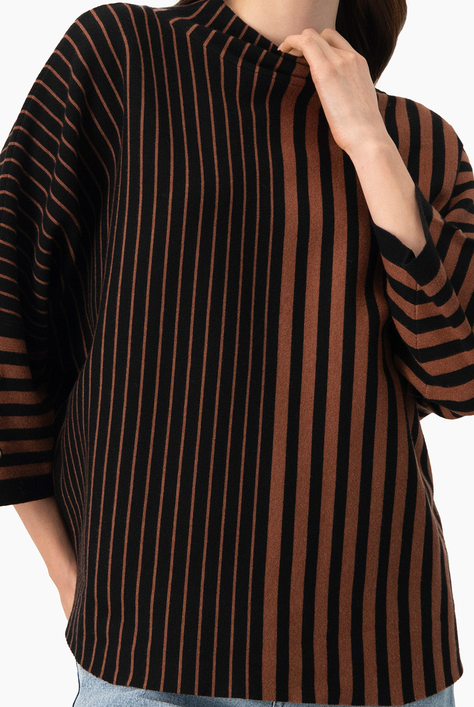 Maxi Pullover Rayas Café con Cuello Alto y Botones