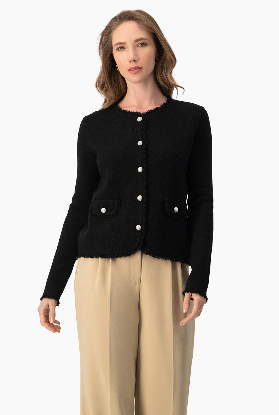 Suéter negro con botones metálicos y bordes decorativos