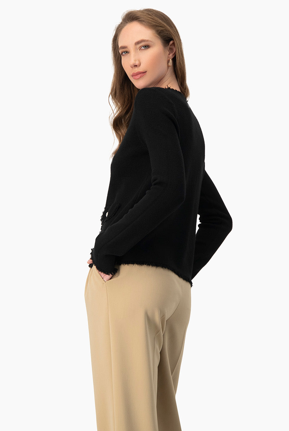 Suéter negro con botones metálicos y bordes decorativos