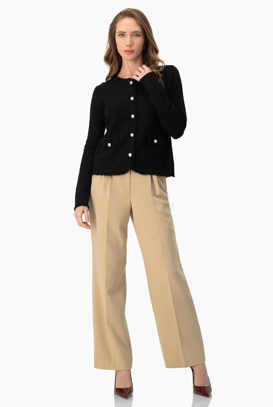 Suéter negro con botones metálicos y bordes decorativos