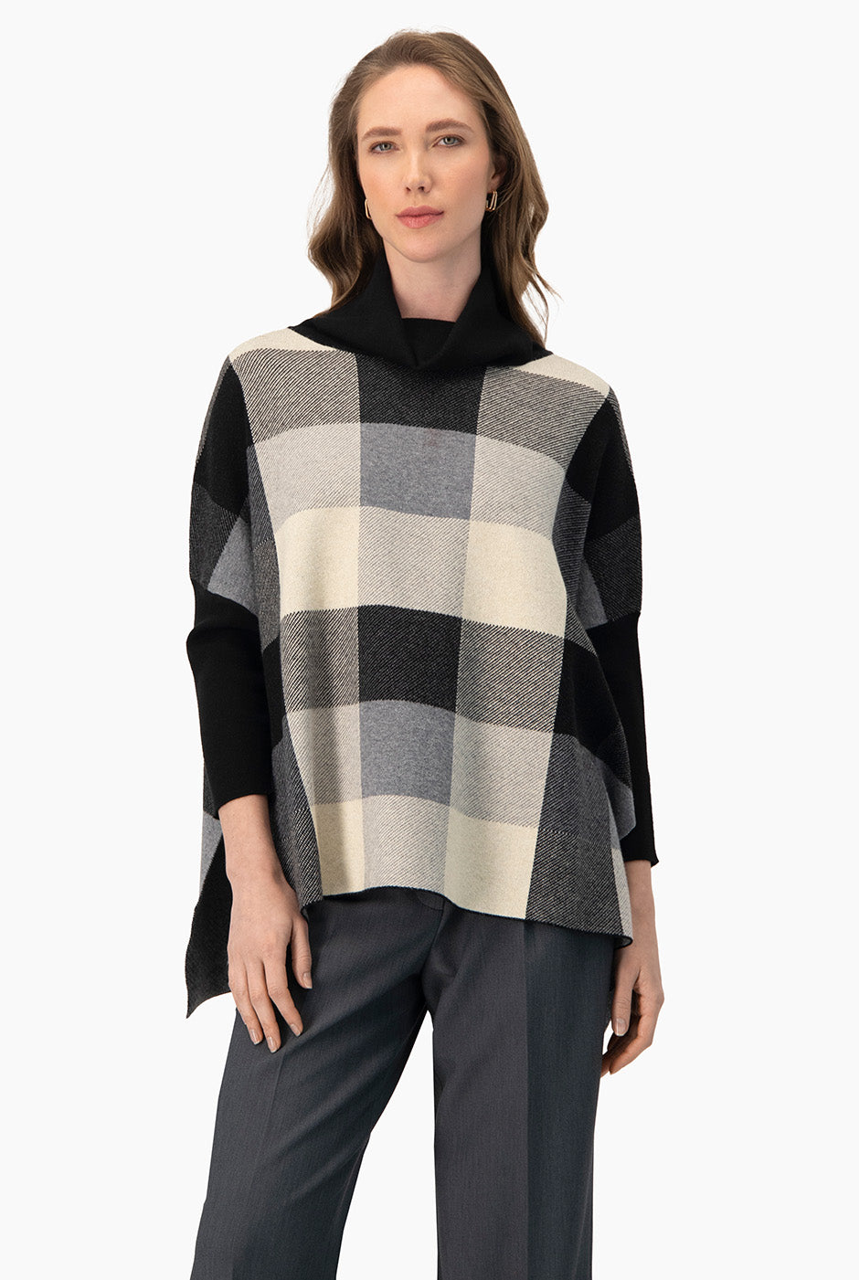 Pullover negro a cuadros con cuello tortuga y costados abiertos