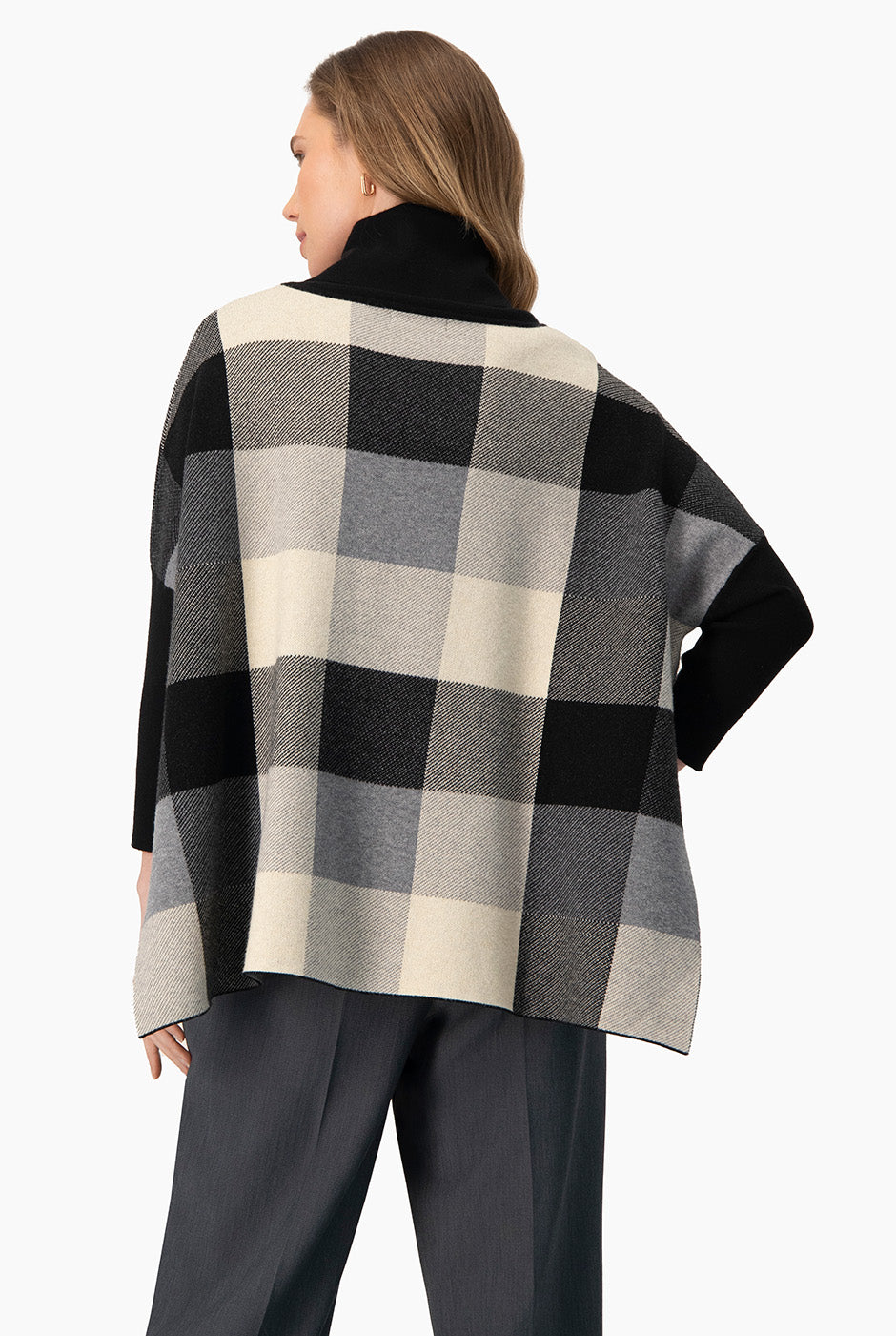 Pullover negro a cuadros con cuello tortuga y costados abiertos