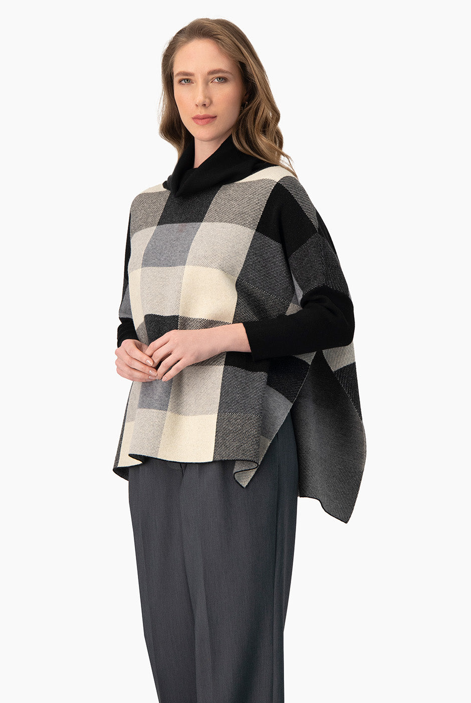 Pullover negro a cuadros con cuello tortuga y costados abiertos