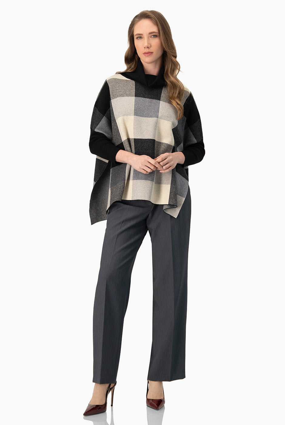 Pullover negro a cuadros con cuello tortuga y costados abiertos