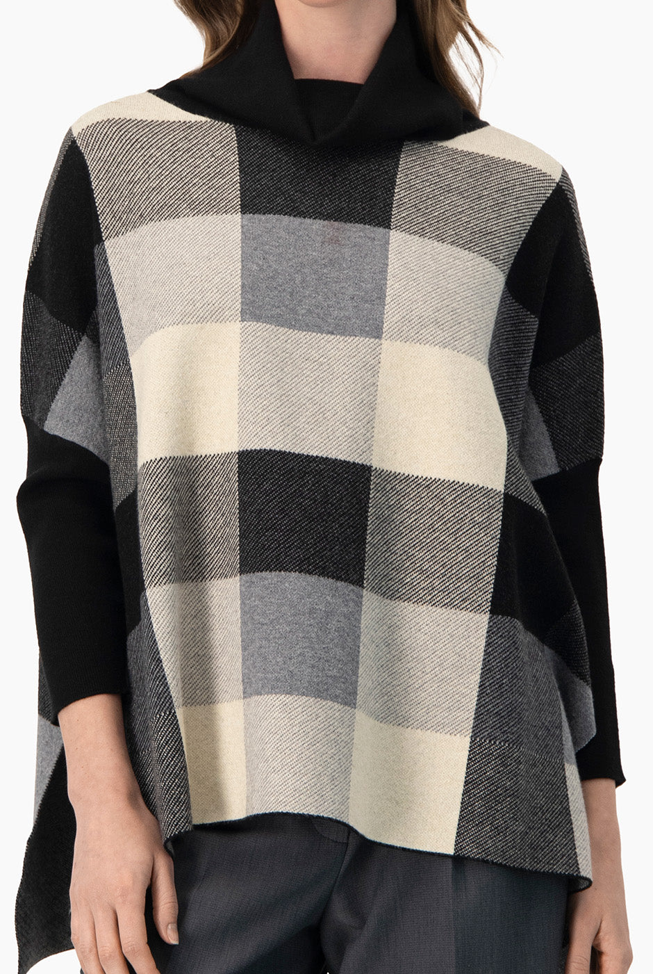 Pullover negro a cuadros con cuello tortuga y costados abiertos