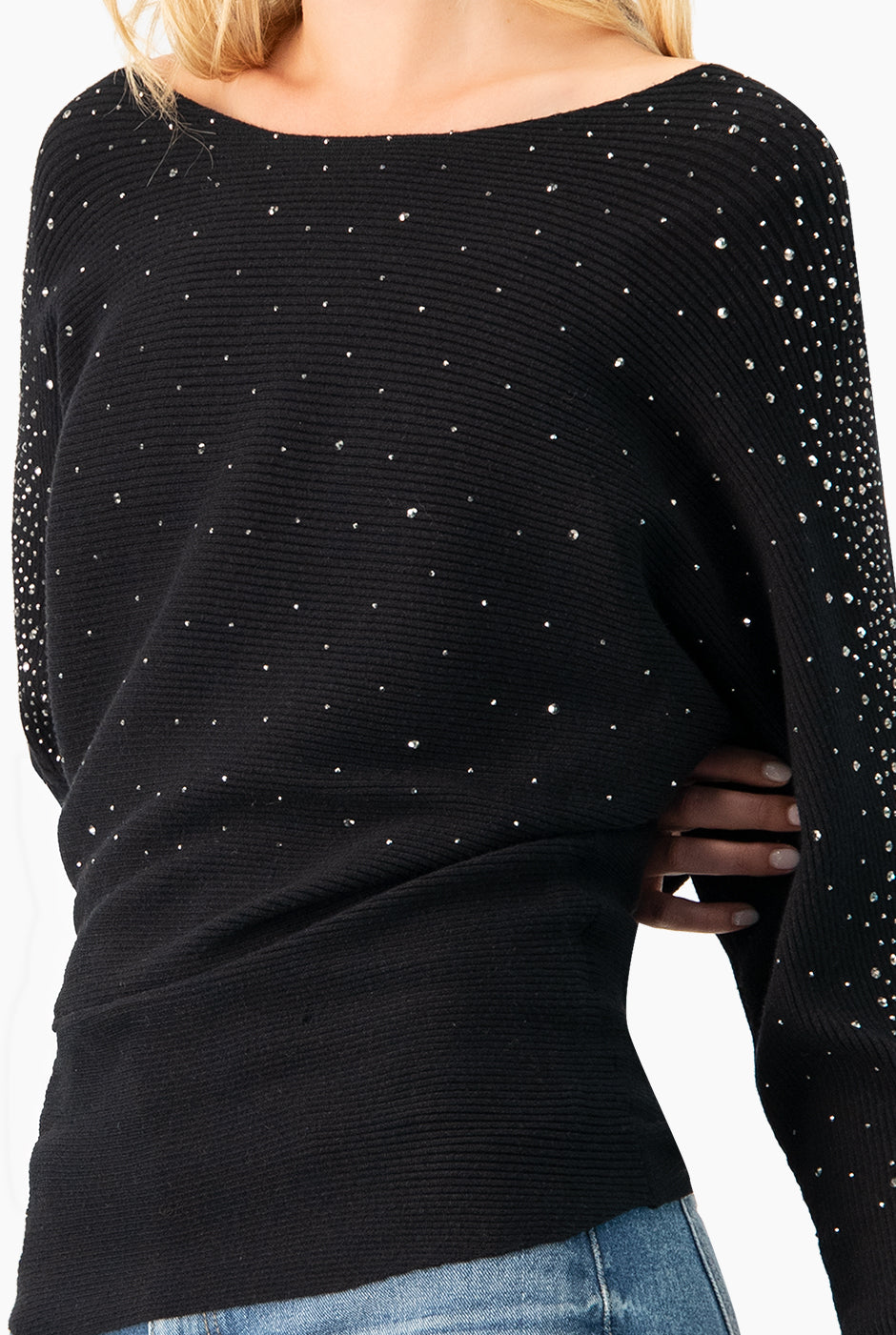 Suéter negro con piedras brillantes y mangas largas