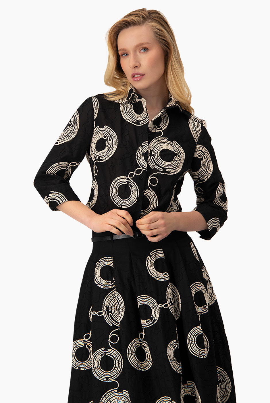 Camisa corta negra con bordado y manga larga