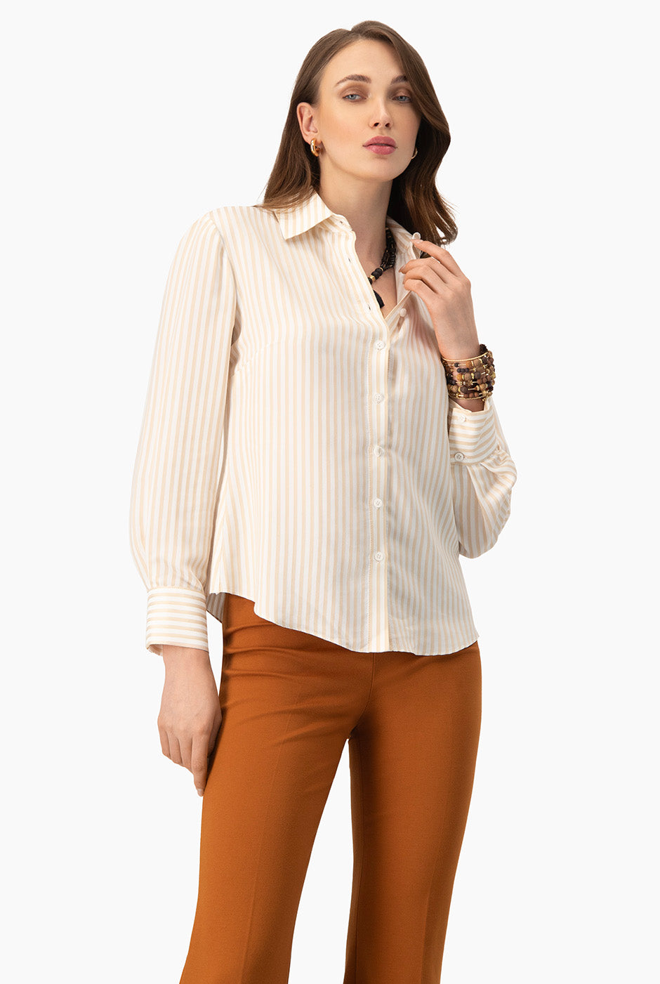 Camisa clásica beige con rayas y botones frontales
