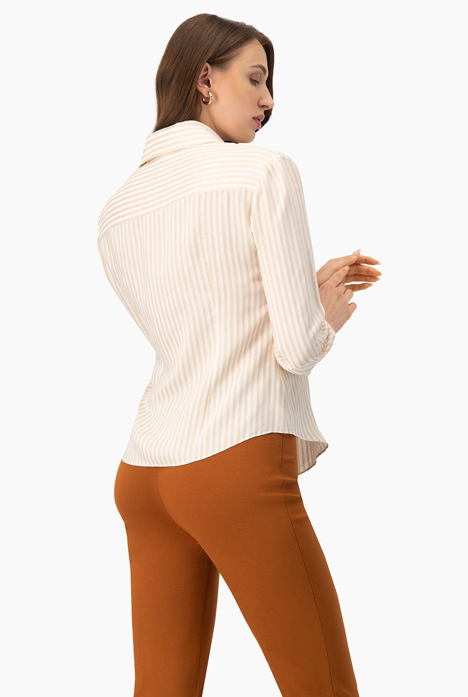 Camisa clásica beige con rayas y botones frontales