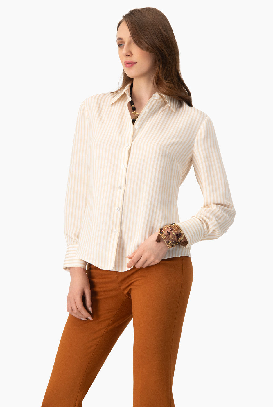 Camisa clásica beige con rayas y botones frontales