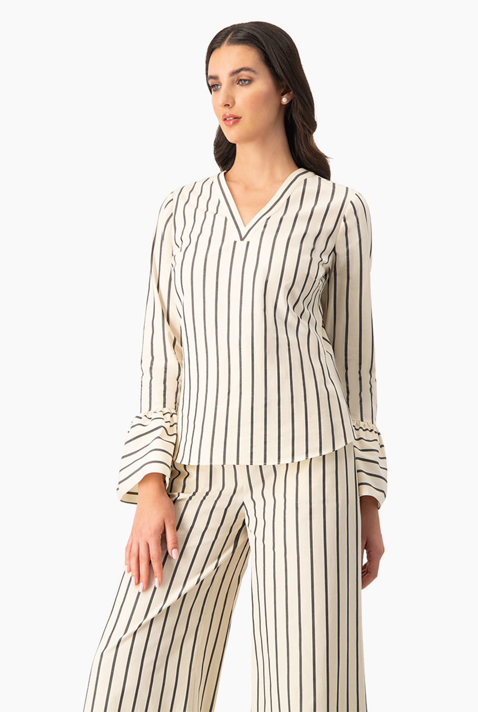 Camisa rayada de manga larga con escote en V y volantes